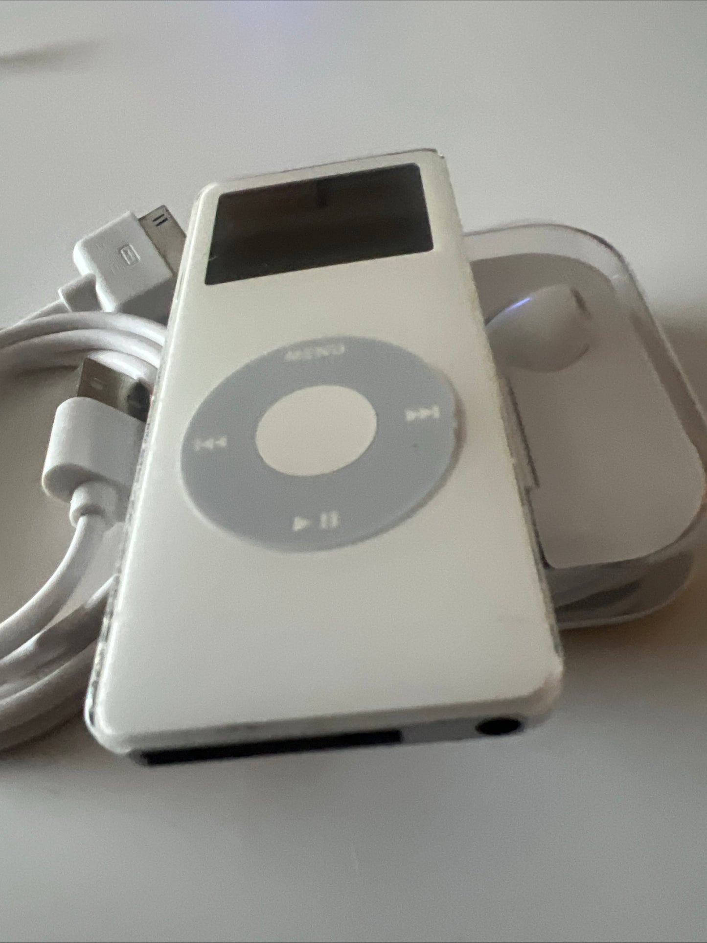 iPod nano 1st Gen 2gb White MP3 Music Player - New Battery Installed